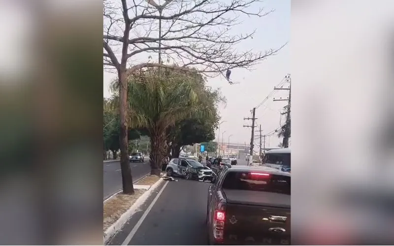 Carro bate contra ônibus e fica com a lataria danificada na Zona Oeste de Manaus