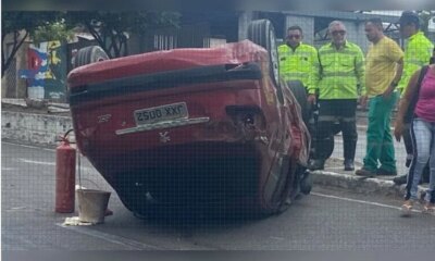 Carro capota após bater em carreta na avenida Rodrigo Otávio