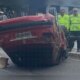 Carro capota após bater em carreta na avenida Rodrigo Otávio