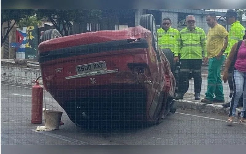 Carro capota após bater em carreta na avenida Rodrigo Otávio