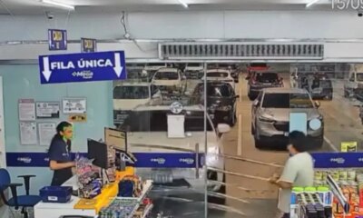 Carro invade drogaria e quebra vidros de estabelecimento na Ponta Negra