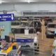 Carro invade drogaria e quebra vidros de estabelecimento na Ponta Negra