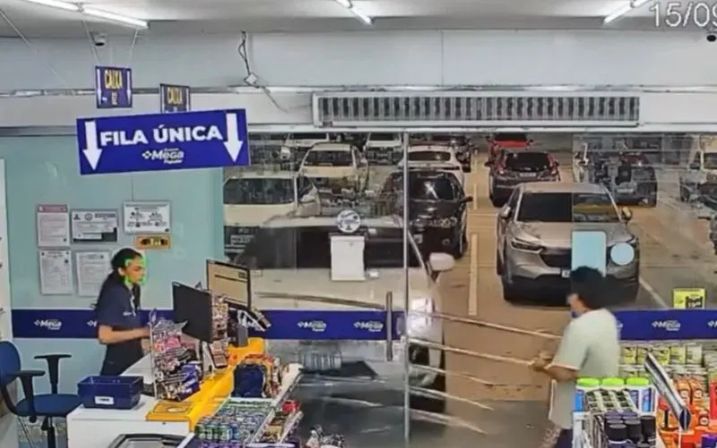 Carro invade drogaria e quebra vidros de estabelecimento na Ponta Negra