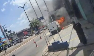 Carro pega fogo e interdita avenida Noel Nutels