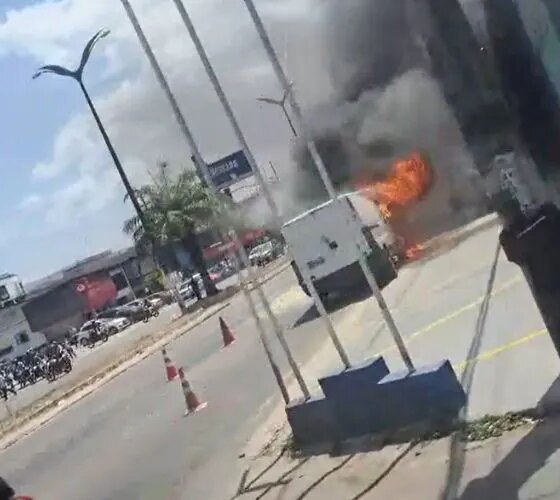 Carro pega fogo e interdita avenida Noel Nutels