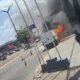 Carro pega fogo e interdita avenida Noel Nutels