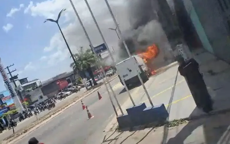 Carro pega fogo e interdita avenida Noel Nutels