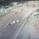 Casal fica ferido após moto ser atingida por carro em Manaus