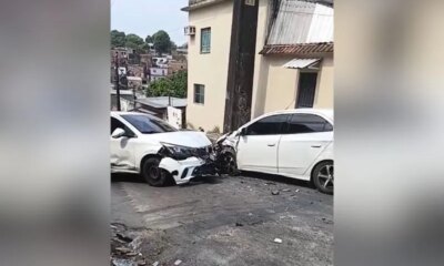 Colisão frontal deixa carros destruídos e assusta moradores em Manaus