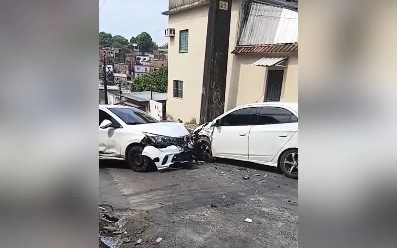 Colisão frontal deixa carros destruídos e assusta moradores em Manaus
