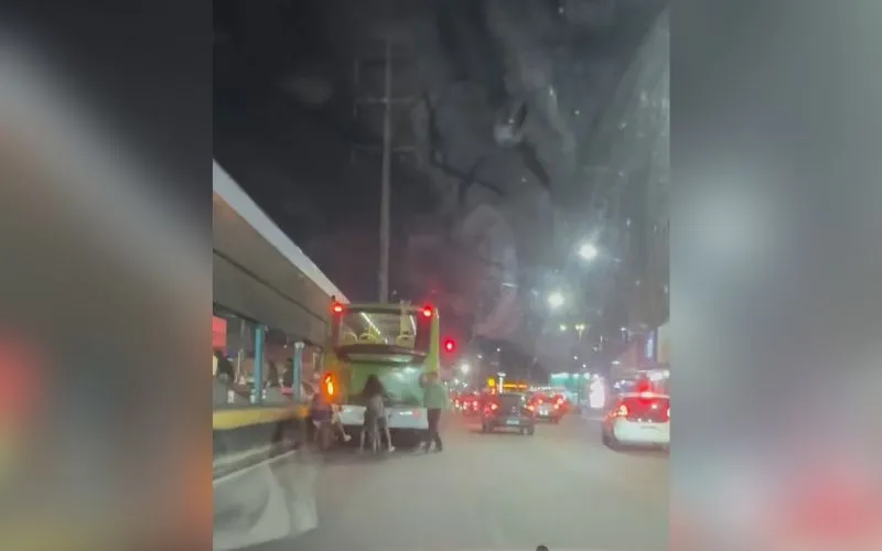 “Curumins” se agarram a busão e levam bronca de “motora” em Manaus