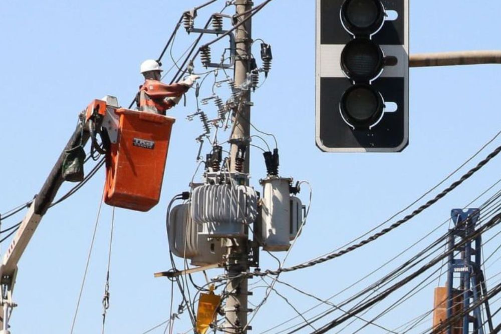 Manaus terá 12 desligamentos programados de energia neste domingo (20)