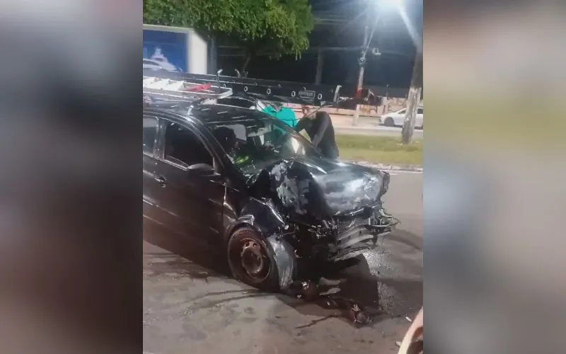 Homem fica preso às ferragens após bater contra caçamba em Manaus