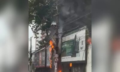 Incêndio assusta motoristas com fumaça preta na Av. Umberto Calderaro