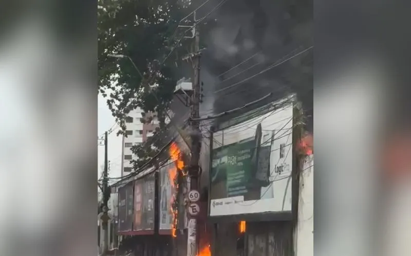 Incêndio assusta motoristas com fumaça preta na Av. Umberto Calderaro
