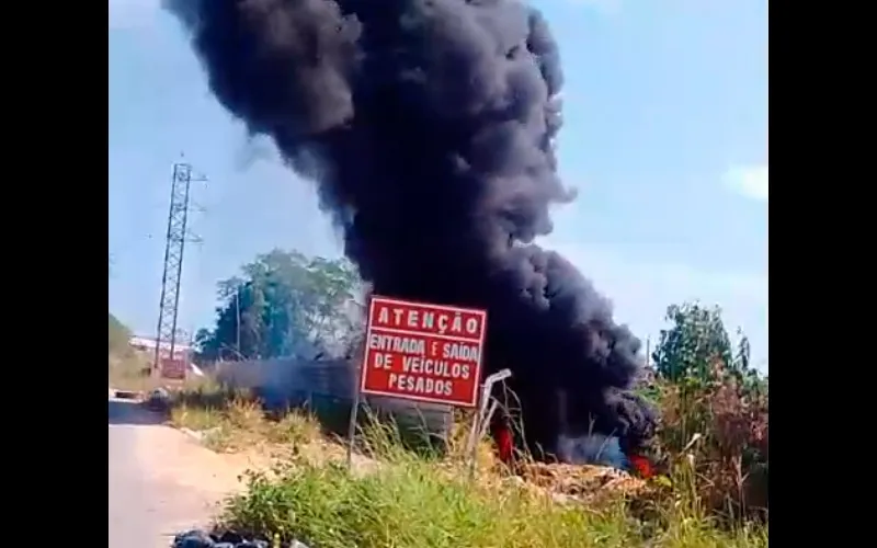 Incêndio atinge área de mata no Distrito Industrial 2, em Manaus