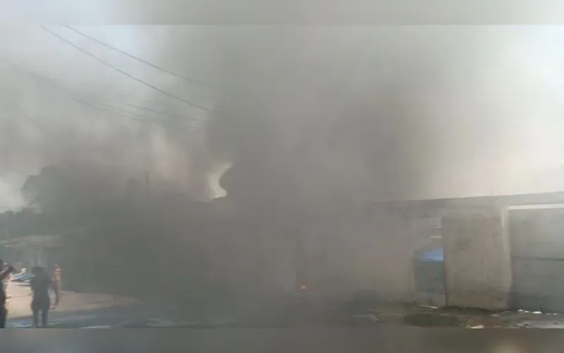Incêndio atinge casa e assusta moradores na zona norte de Manaus