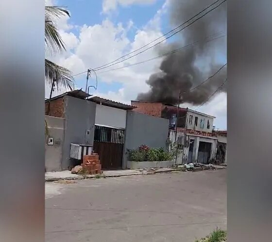 Incêndio atinge residência no bairro Tarumã