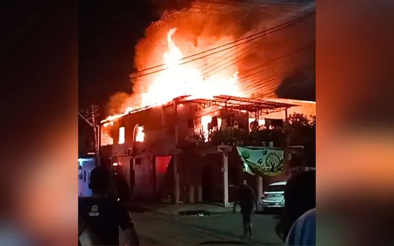 Incêndio de grandes proporções atinge casa em Petrópolis