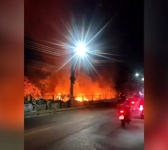 Incêndio em área de descarte mobiliza Bombeiros no Jorge Teixeira