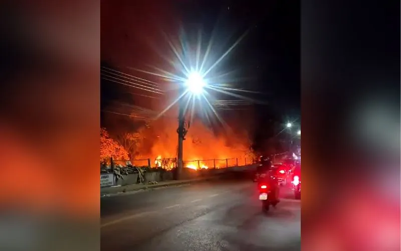 Incêndio em área de descarte mobiliza Bombeiros no Jorge Teixeira