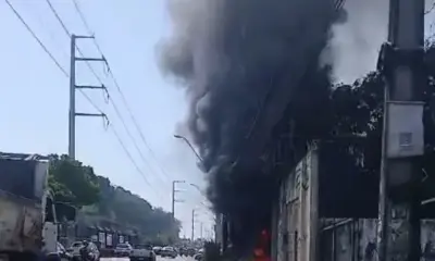 Incêndio em pneus assusta moradores e ameaça rede elétrica em Manaus
