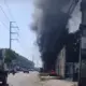 Incêndio em pneus assusta moradores e ameaça rede elétrica em Manaus