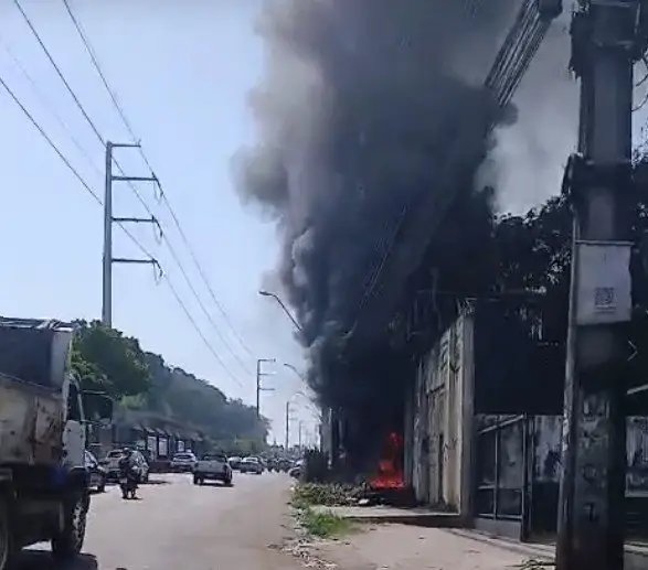 Incêndio em pneus assusta moradores e ameaça rede elétrica em Manaus