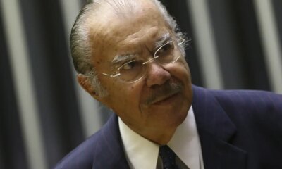 Ex-presidente José Sarney segue internado em hospital de São Paulo