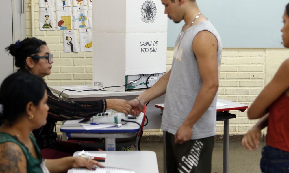 Caminhos da Reportagem: importância do voto para jovens e idosos
