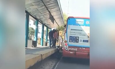 Moto fica imprensada entre ônibus e plataforma na Grande Circular