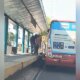 Moto fica imprensada entre ônibus e plataforma na Grande Circular