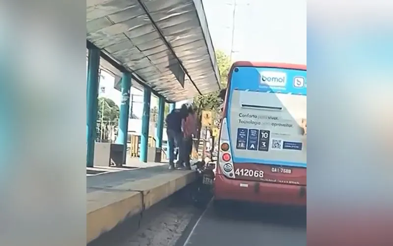 Moto fica imprensada entre ônibus e plataforma na Grande Circular