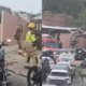 Motorista passa mal e micro-ônibus bate contra muro de casa em Manaus