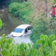 Motorista perde controle de carro e cai em igarapé na zona Norte de Manaus