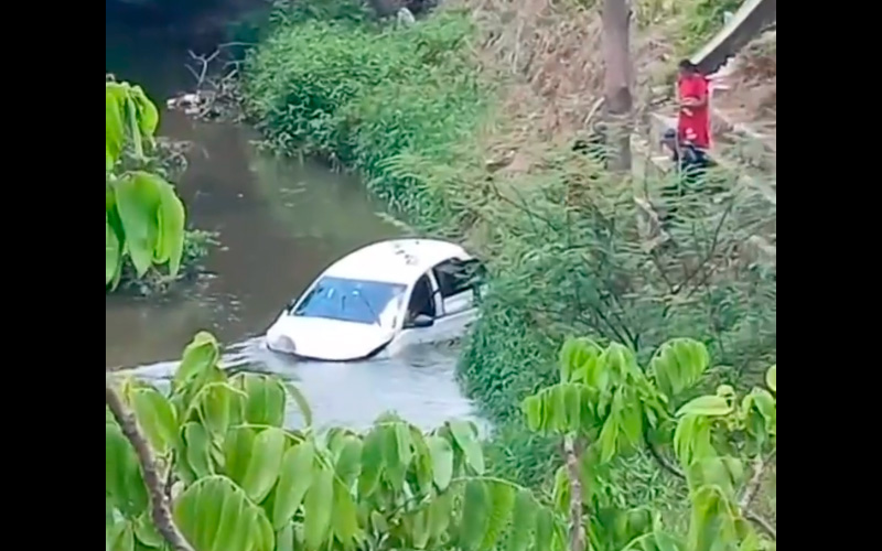 Motorista perde controle de carro e cai em igarapé na zona Norte de Manaus