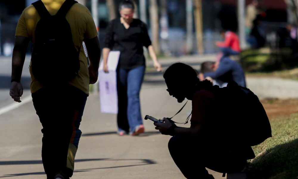 Percentual de jovens nem-nem no Brasil cai para 22,4%, mostra estudo