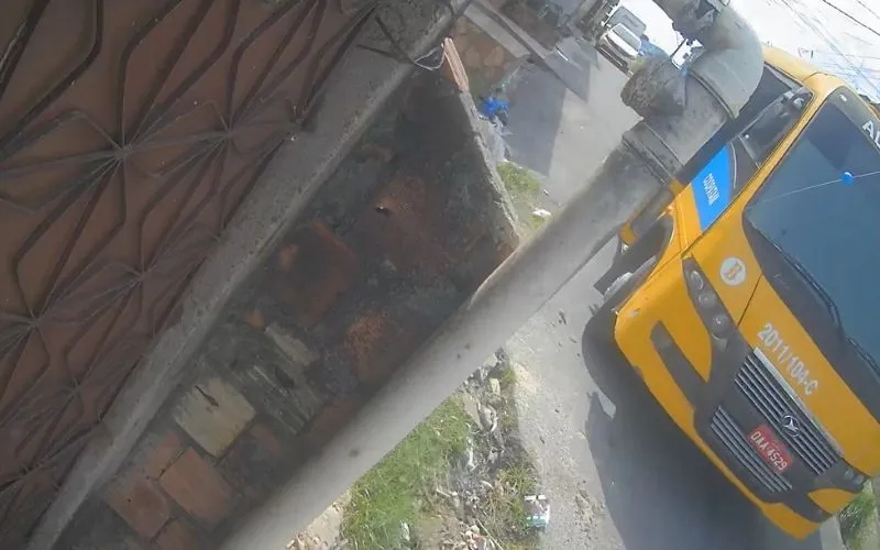 Ônibus ‘Amarelinho’ perde freio e invade residência em Manaus
