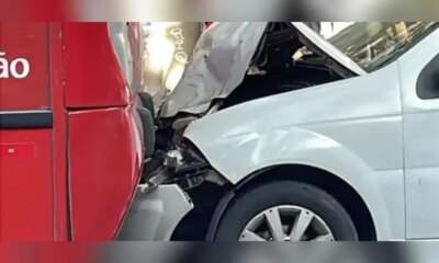 Ônibus bate em carro e deixa traseira destruída no Centro de Manaus