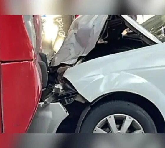 Ônibus bate em carro e deixa traseira destruída no Centro de Manaus