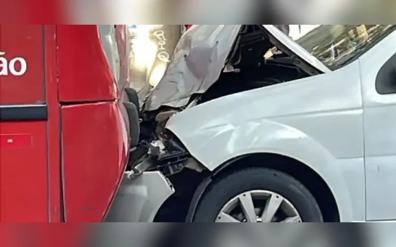 Ônibus bate em carro e deixa traseira destruída no Centro de Manaus