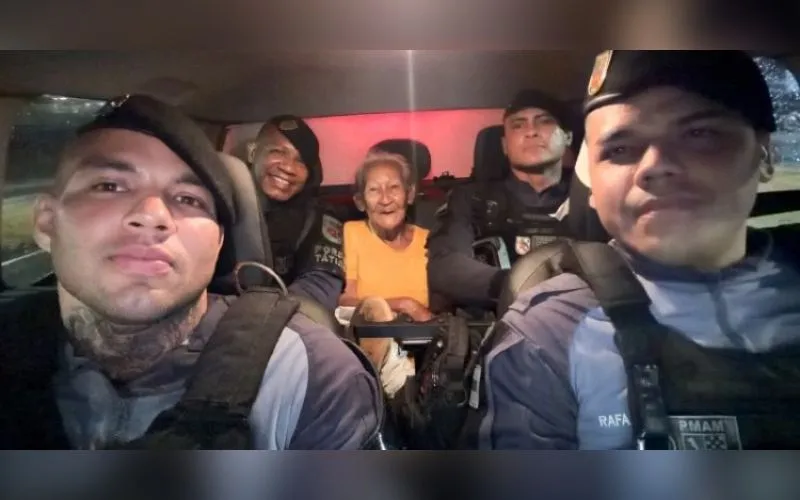 PM resgata idosa desorientada durante chuva em Manaus