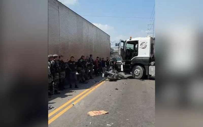 Policial da Rocam Motos fica ferido em acidente com duas carretas em Manaus