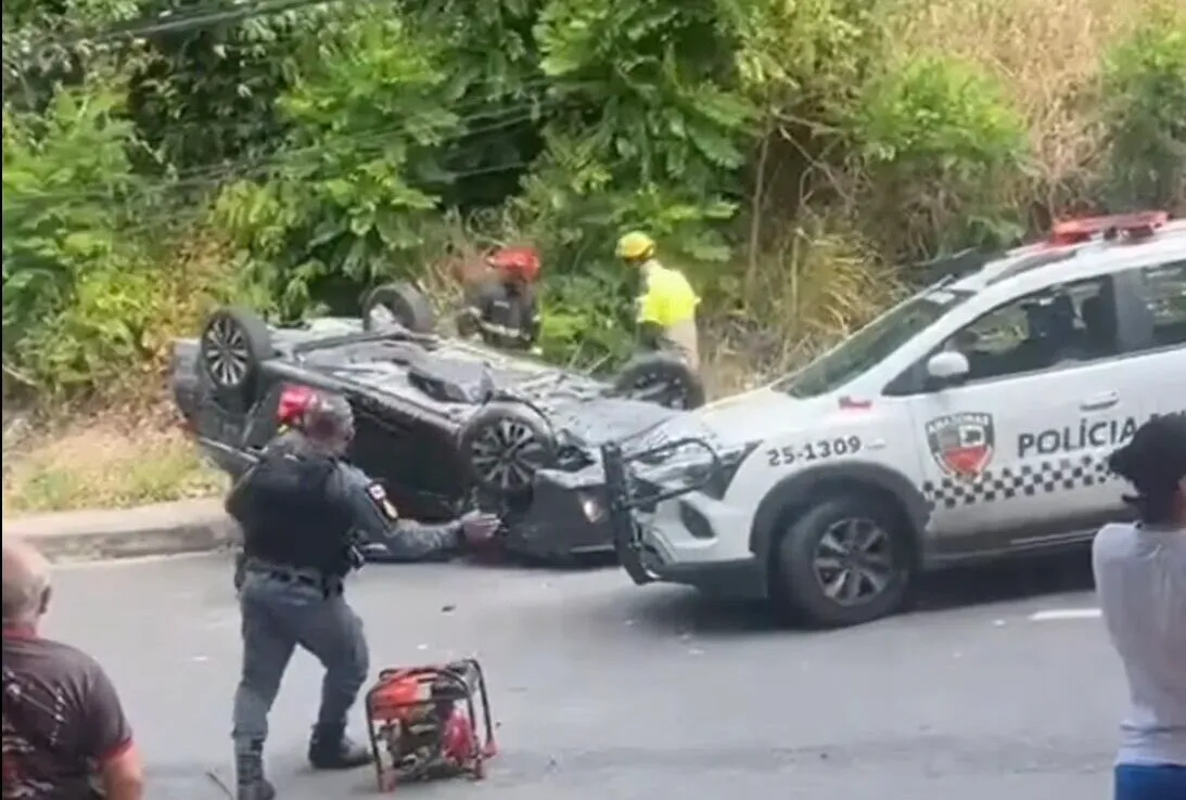 Motorista fica ferido após colisão e capotamento em Flores, em Manaus