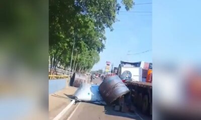 Bobinas de mais de uma tonelada caem de carreta em Manaus