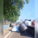 Bobinas de mais de uma tonelada caem de carreta em Manaus