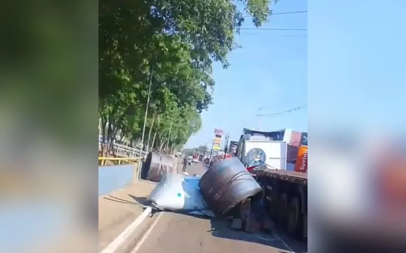 Bobinas de mais de uma tonelada caem de carreta em Manaus