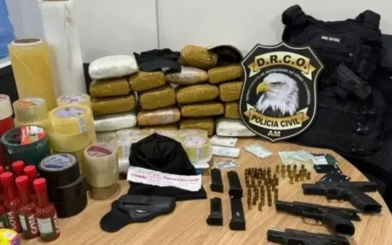 VEJA: Trio de 'arrochadores' da PM é preso em flagrante no Centro de Manaus
