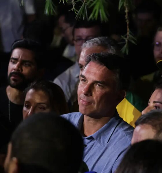 Flávio Bolsonaro impõe condições para liberar sigilos