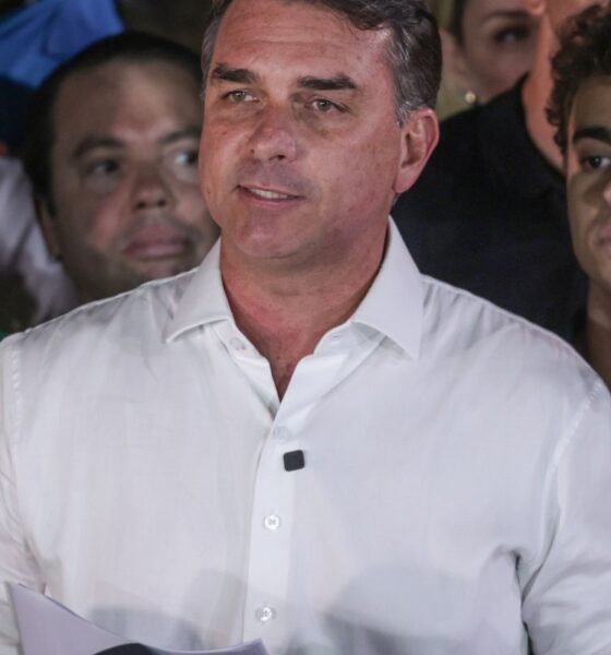 Polícia Federal cancela passaportes de Flávio Bolsonaro